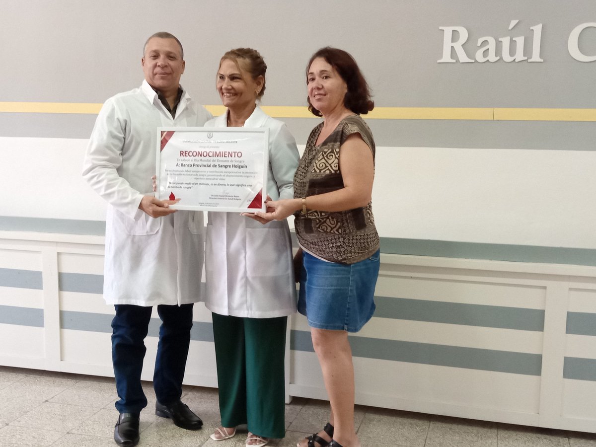 El Banco de Sangre de #Holguin es reconocido por autoridades de Partido y el gobierno su dedicación al Programa de Sangre. #CubaOrLaVida