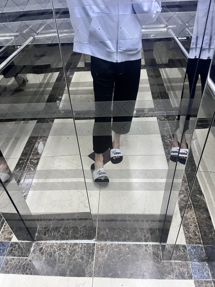 이러고 나왔다가 사람있어서 위에 하나 더입고나옴 :( 
@sua_cd