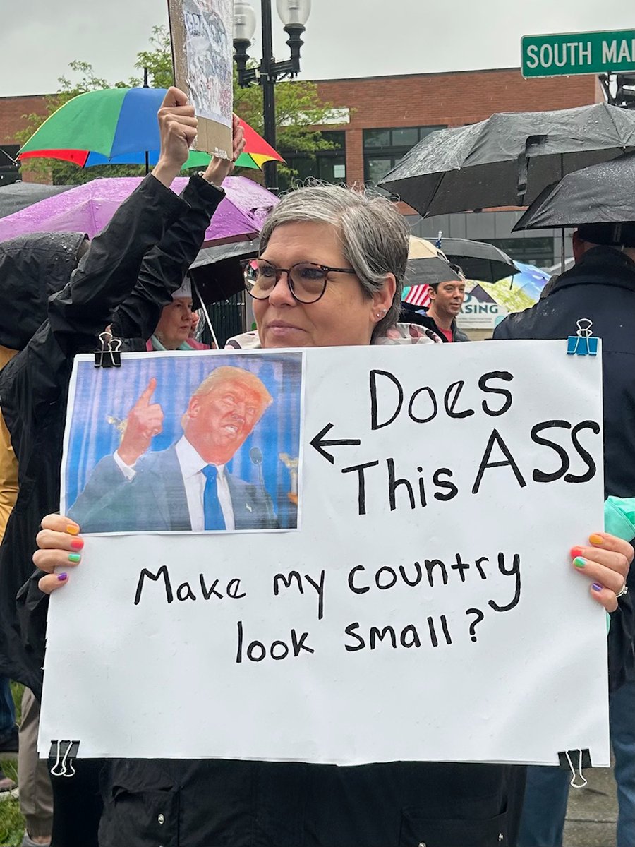 TheRighting's tweet image. "Signs" of the times. Our readers sent images (some very funny!) from the peaceful #NoKings demonstrations that took place on Saturday. This was our favorite (below) shorturl.at/e0uvi