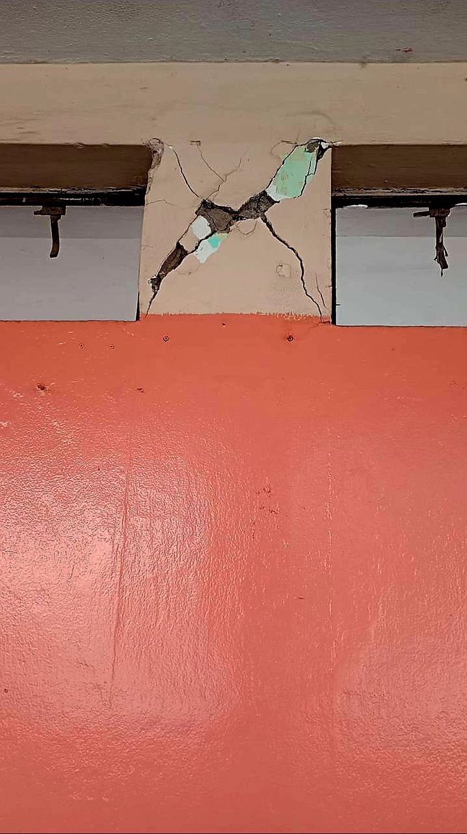 🚨 Alerta Urgente.
Tras el sismo de 6.1 de ayer y la réplica de esta mañana, nos han reportado que hay colegios en Comas con daños estructurales graves. En el Esther Festini y en el San Judas Tadeo se han identificado rajaduras que han obligado pasar a clases  virtuales.

El