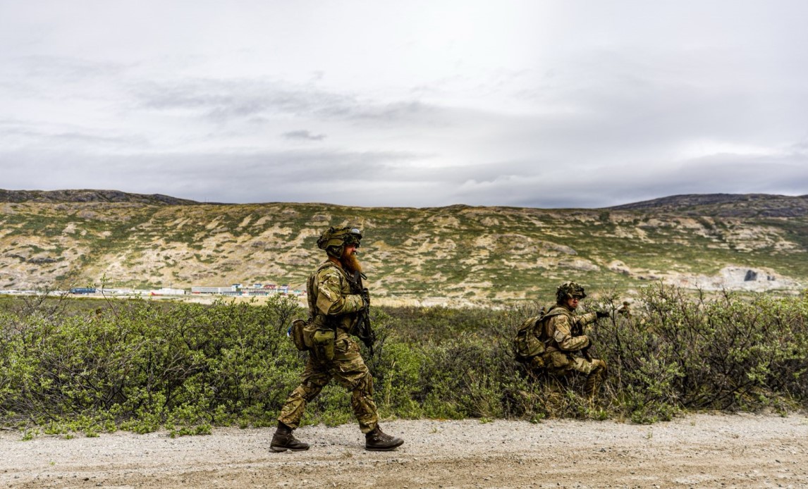 Soldater træner indsættelse i Grønland. I koordination med de grønlandske myndigheder træner soldater fra XIII Lette Infanteribataljon blandt andet  bevogtning af kritisk infrastruktur flere steder på Grønlands vestkyst i den næste tid. Læs mere: forsvaret.dk/da/nyheder/202…