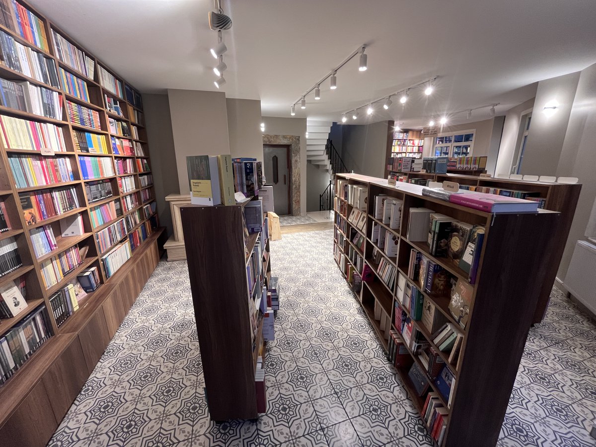 Ankara’nın eski kitabevlerinden Fatih Kitabevi Üsküdar’da şube açmış. Zamanla kitap çeşitliliği artacakmış fakat bu hâliyle bile çok zengin bir seçki oluşturmuşlar. Böyle kitapçıların sayısının artması dileğiyle