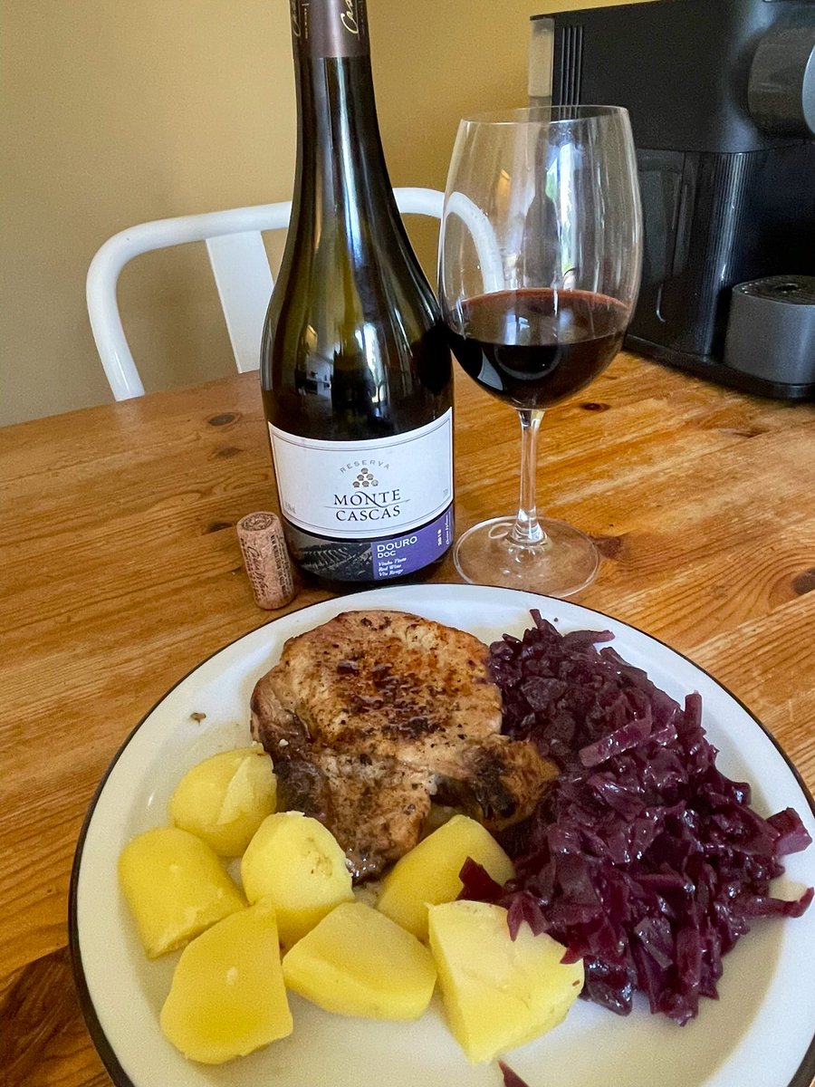 joukesp's tweet image. #MondayLunch #PorkChop #RedCabbage #Potatoes
Still summer, 25°C &amp;amp; blue skies. 
Quick &amp;amp; Simple lunch: pork chop, red cabbage &amp;amp; potatoes.
Excellent Douro D.O.C. Monte Cascas Reserva by @CascaWines 
70% Touriga Franca 20% Touriga Nacional 10% Tinto Roriz
12 mo. oak. Great QPR!
87-89