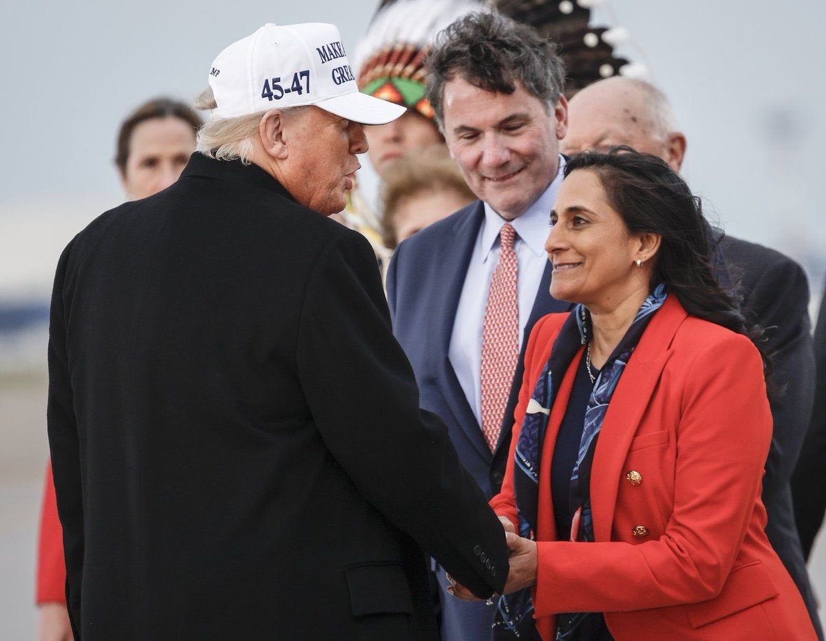 Liberal Anita ⁦<a href="/AnitaAnandMP/">Anita Anand</a>⁩ hanging on to President Trump’s hand..what if a Conservative did that..interesting.