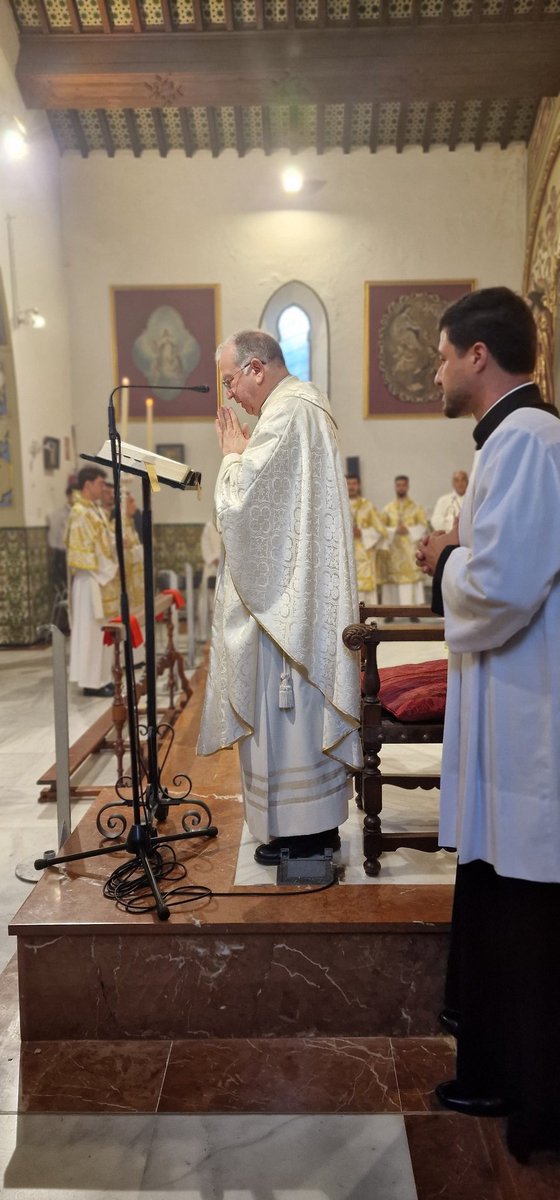 Da inicio en estos momentos el primer día de Triduo en honor al Santísimo Sacramento, predicado por el Rvdo. P. D. Florentino Córcoles Calero, Párroco y Director Espiritual.