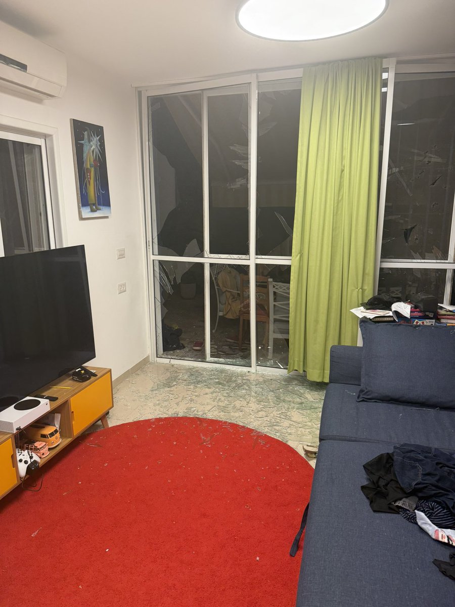kukutz's tweet image. Ко мне тут вчера баллистическая ракета прилетела.
От защищенной комнаты, где мы с женой и детьми сидели, до воронки ровно 35 метров.
Мы живы и не ранены. Очень хотелось бы, чтобы все израильтяне и все жители Ирана, Газы и Йемена, непричастные к атакам на Израиль, тоже были…