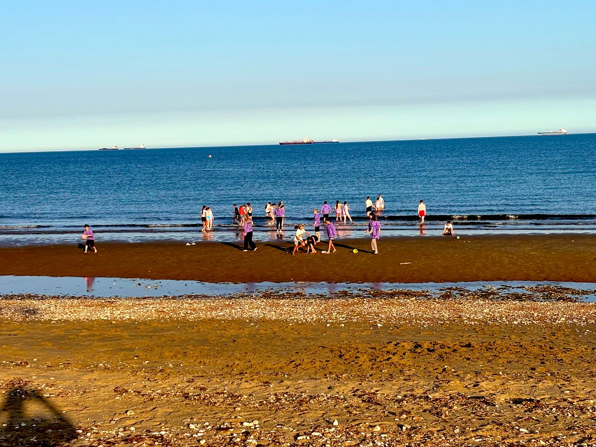 stjohnscen20's tweet image. What better way than to end the day at the beach! #IOW2025 #IOW #GreenAndYellow ☀️🕶️🌊💦
