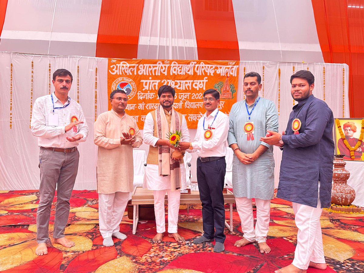 Prakash_Parmar5's tweet photo. जिस जिस से पथ पर स्नेह मिला , 
उस उस राही को धन्यवाद !!

मेरे व्यक्तित्व को आकार देने में @ABVPVoice की महिती भूमिका रही ! पूर्णकालिक जीवन से वापसी कर व्यक्तिगत जीवन में प्रवेश करते समय परिषद कार्य की यात्रा आंखों के सामने से गुजर रही हैं /
1/1 https://t.co/GNBtklpH9a