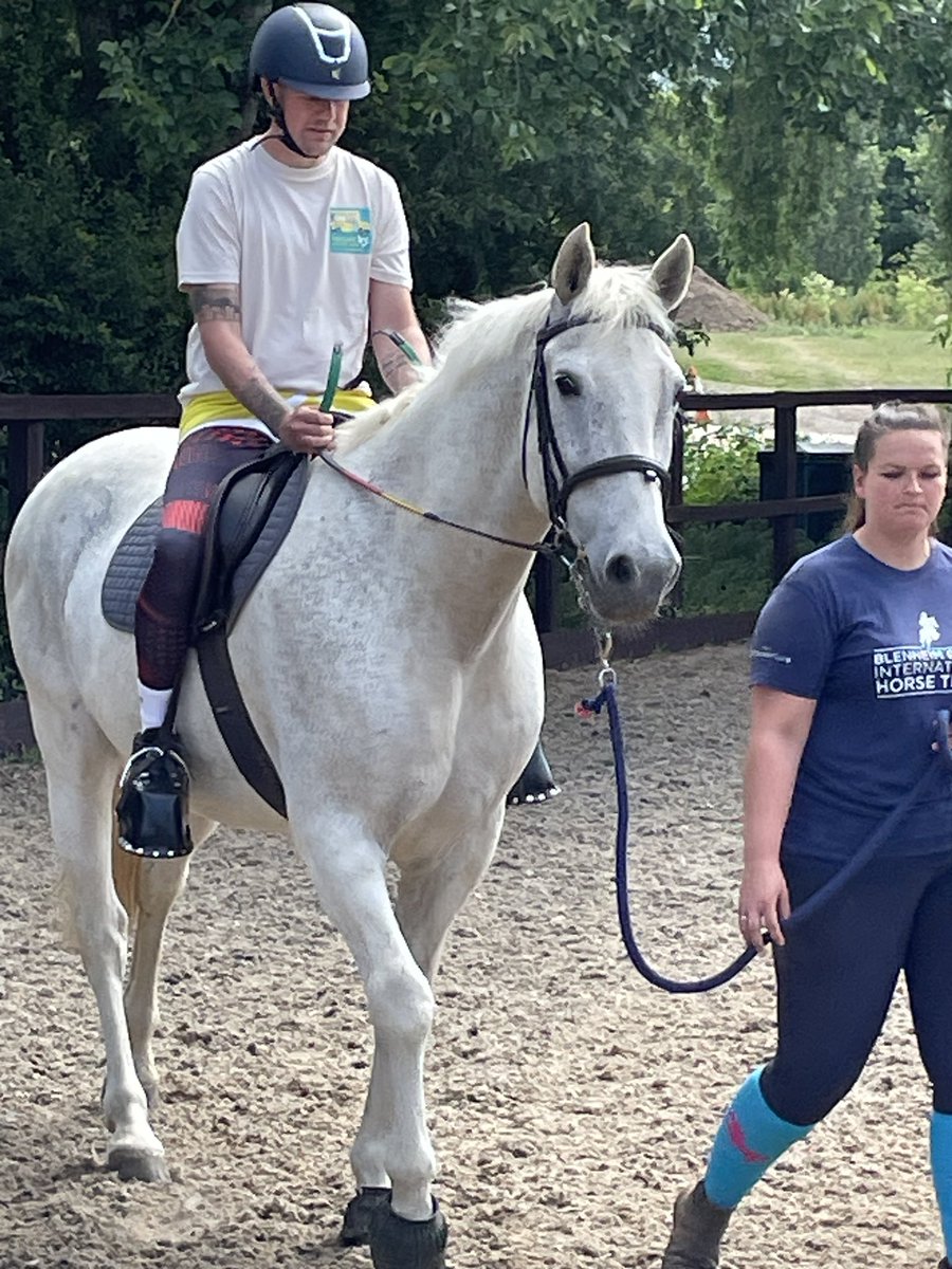HABAwarenessDay's tweet image. What an incredible morning we had at @cotswoldrda ๐ด The pet portrait artist Hercule Van WolfWinkle is taking on challenges at @streetvetuk locations to raise funds for the outstanding work their team provides StreetVet team
Provides. Today he ride Squirrel and trotted ๐๐