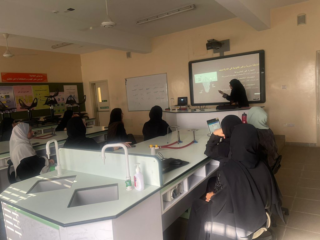🚨✨ رحلة إلى أعماق الإنترنت!
في يوم الخميس 29/5، أخذتنا الأستاذة أمل المعولي في مشغل تعريفي مثير بعنوان:
"عالم الويب: رحلة إلى المجهول" 🌐🔍
استكشف المشاركون خلاله العوالم الخفية للويب بأنواعه:
💡 الويب السطحي
🕵️‍♂️ الويب العميق
🌑 الويب المظلم
