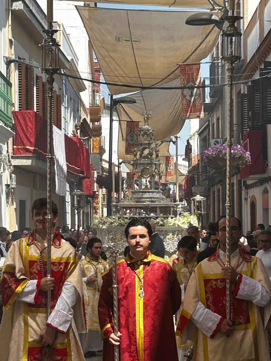 CORPUS CHRISTI |
Este domingo, 22 de Junio, acompaña a tu Hermandad en la representación corporativa de la procesión del Santísimo por las calles de nuestro pueblo. 
Todo el que quiera participar deberá estar a las 09:30h, en la puerta de la parroquia de Santa María Magdalena.