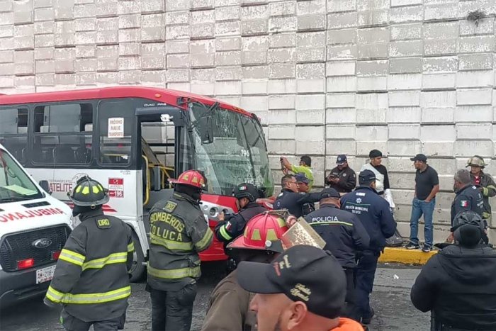 🚨 Choque de camión deja 35 lesionados en Toluca
Un camión de la línea Transporte Satélite se impactó contra un muro en Santa Cruz Atzcapotzaltongo.
🔹 35 personas lesionadas
🔹 8 hospitalizadas
🔹 Afectaciones viales en avenida Isidro Fabela
Autoridades ya investigan el hecho.