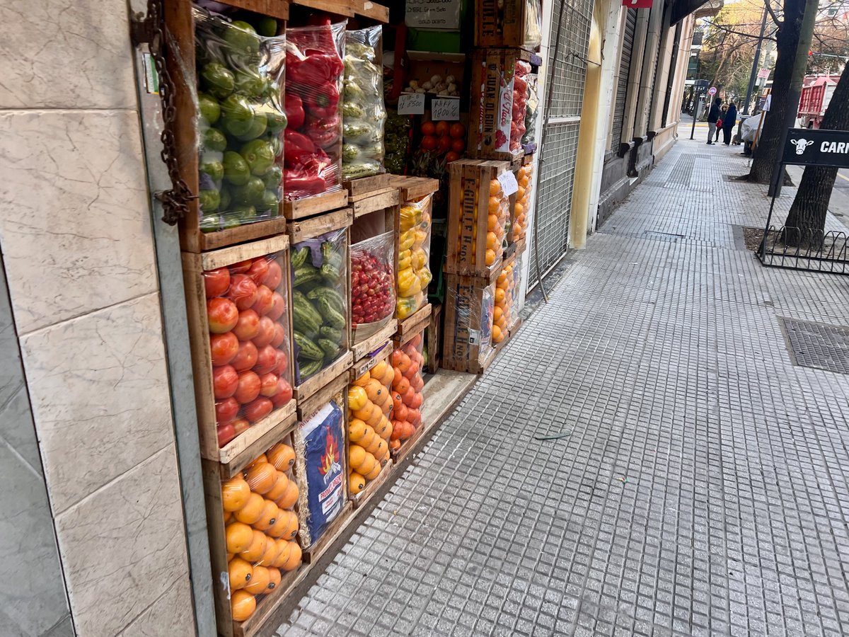 dzapatillas's tweet photo. Verdulería respetuosa de la #Veredonga, línea de edificación https://t.co/nRowX7k7yR