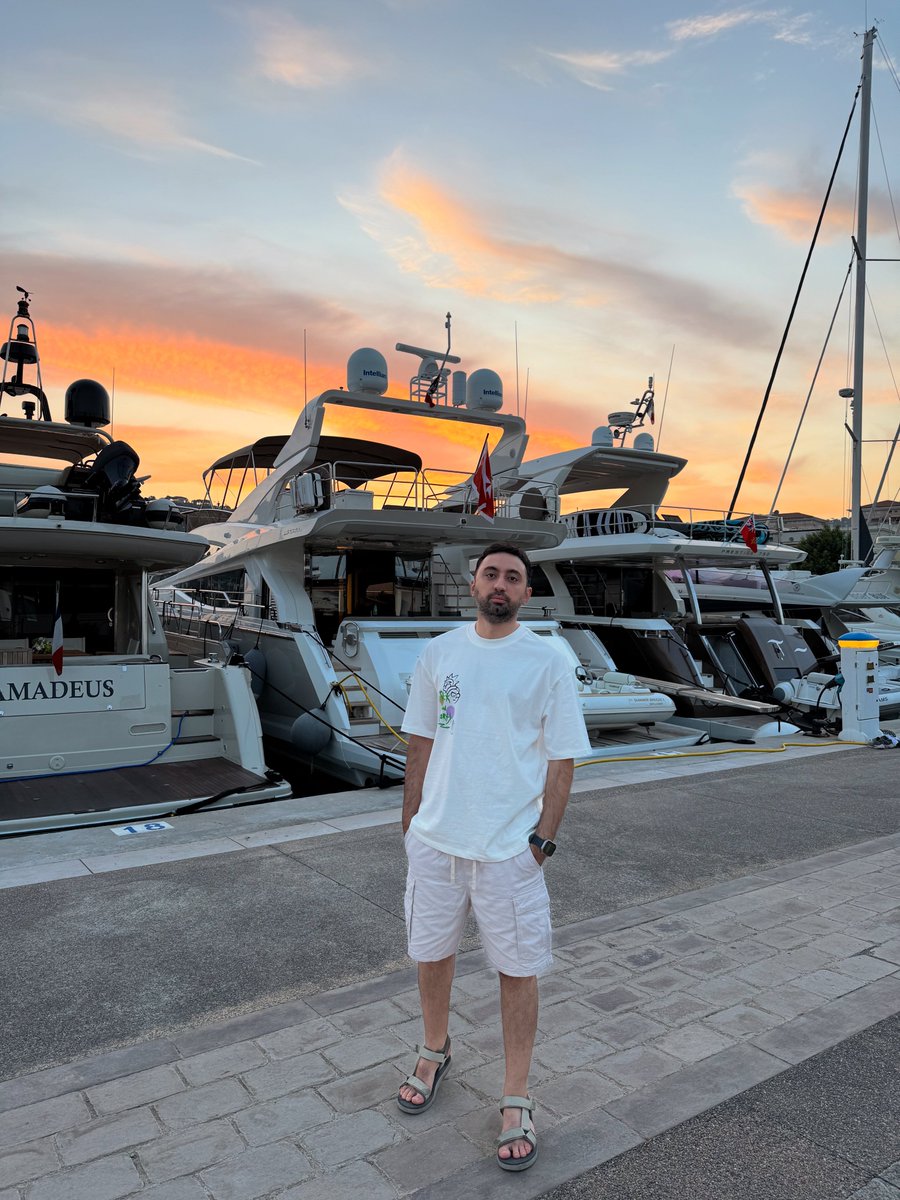 Qaqanız özünə yaxta seçir.