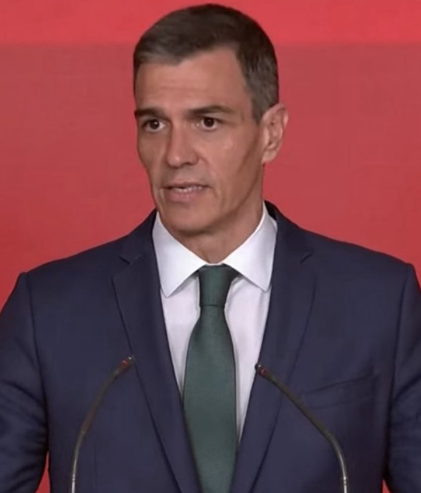Fuentes de Moncloa me aseguran que las sombras de Sánchez en las mejillas se deben a un problema de “mala iluminación” y que “no va maquillado”. 

Si fuera así, urge cambiar de focos en Ferraz... En una situación de crisis, la imagen es más importante que nunca