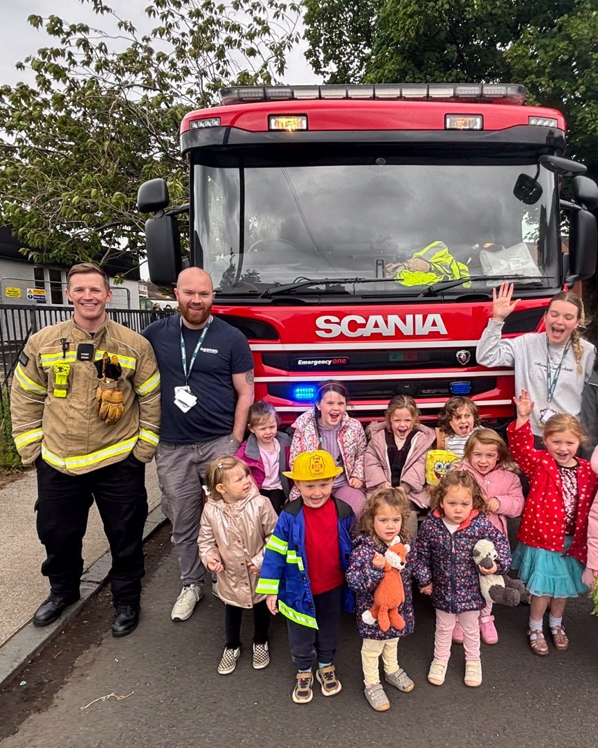 Aig Baile a’ Ghobhainn o chionn ghoirid, thàinig an luchd-smàlaidh agus eiseann-smàlaidh ionadail a chèilidh oirnn! 🚒🧑‍🚒
/
Recently at Baile a’ Ghobhainn, we were visited by the local firemen and fire engine! 🚒🧑‍🚒