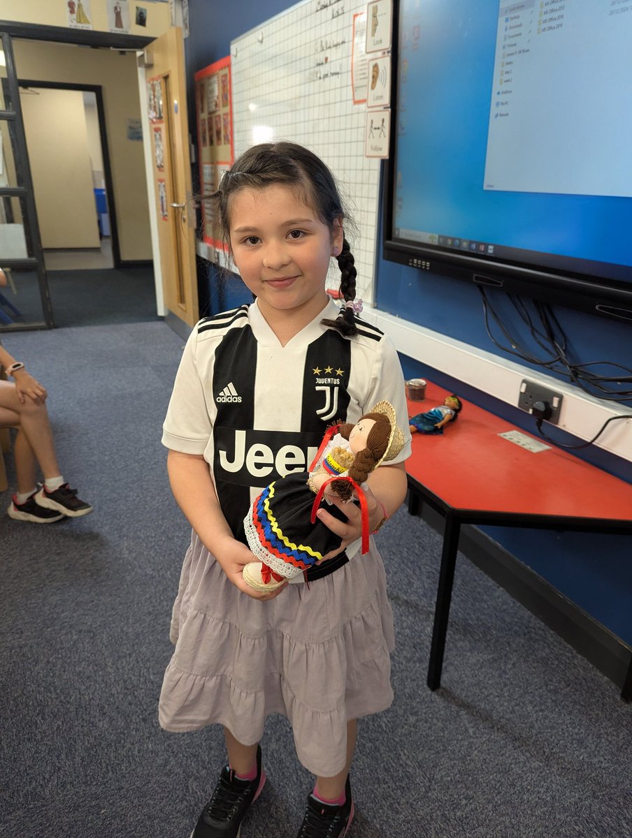 StMaryB17's tweet photo. #Y5 had a lovely afternoon learning about each other's cultures. #RRSA #art2 #art8 https://t.co/Ujo3Isr6rO