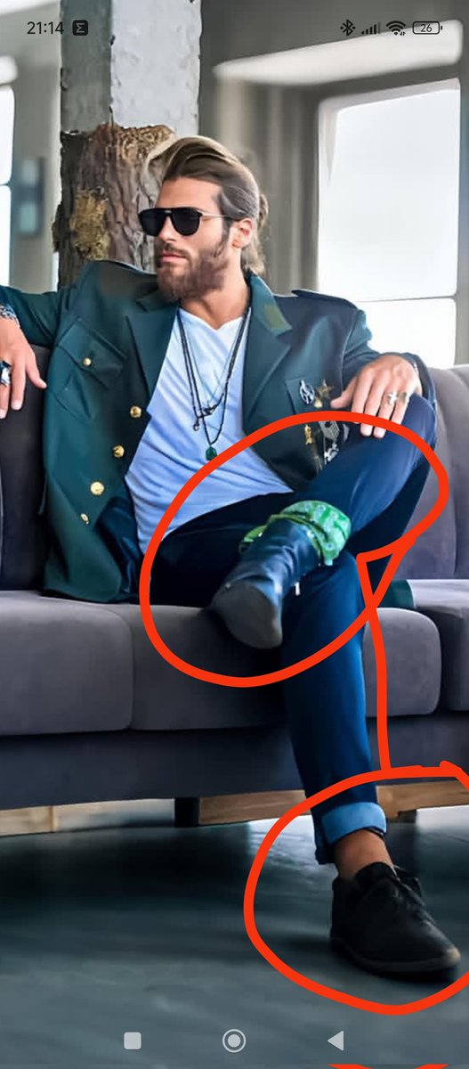 A continuación, os comparto algunas fotos que son auténticas virguerías, pero al revés 🙃

1- Como lucir dos zapatos diferentes sin que se note(Abre foto)