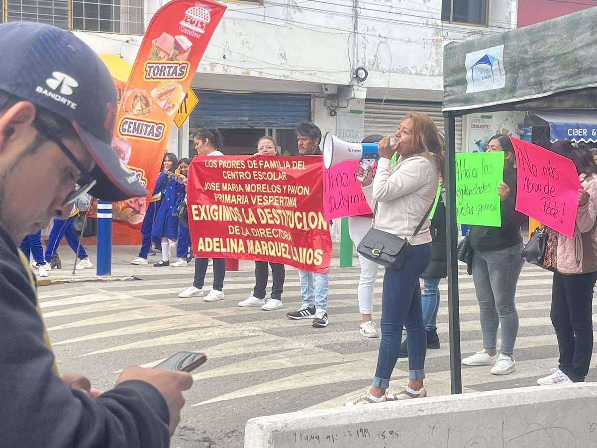 GMDELACHAUSSEE's tweet photo. @JCarlos_Valerio @carlosmartinh @fernandocanales padres de familia piden la destitución de la directora de la escuela primaria vespertina del centro escolar Morelos https://t.co/vHYLkusFj3