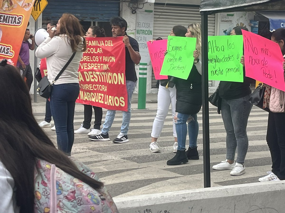 GMDELACHAUSSEE's tweet photo. @JCarlos_Valerio @carlosmartinh @fernandocanales padres de familia piden la destitución de la directora de la escuela primaria vespertina del centro escolar Morelos https://t.co/vHYLkusFj3