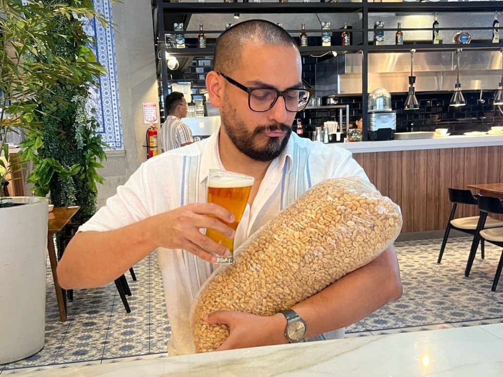 Porque somos una sociedad de títulos, no de capacidades.

(Mi pereza para iniciar el trámite duró 7 años. Ahora toca la SENESCYT.)