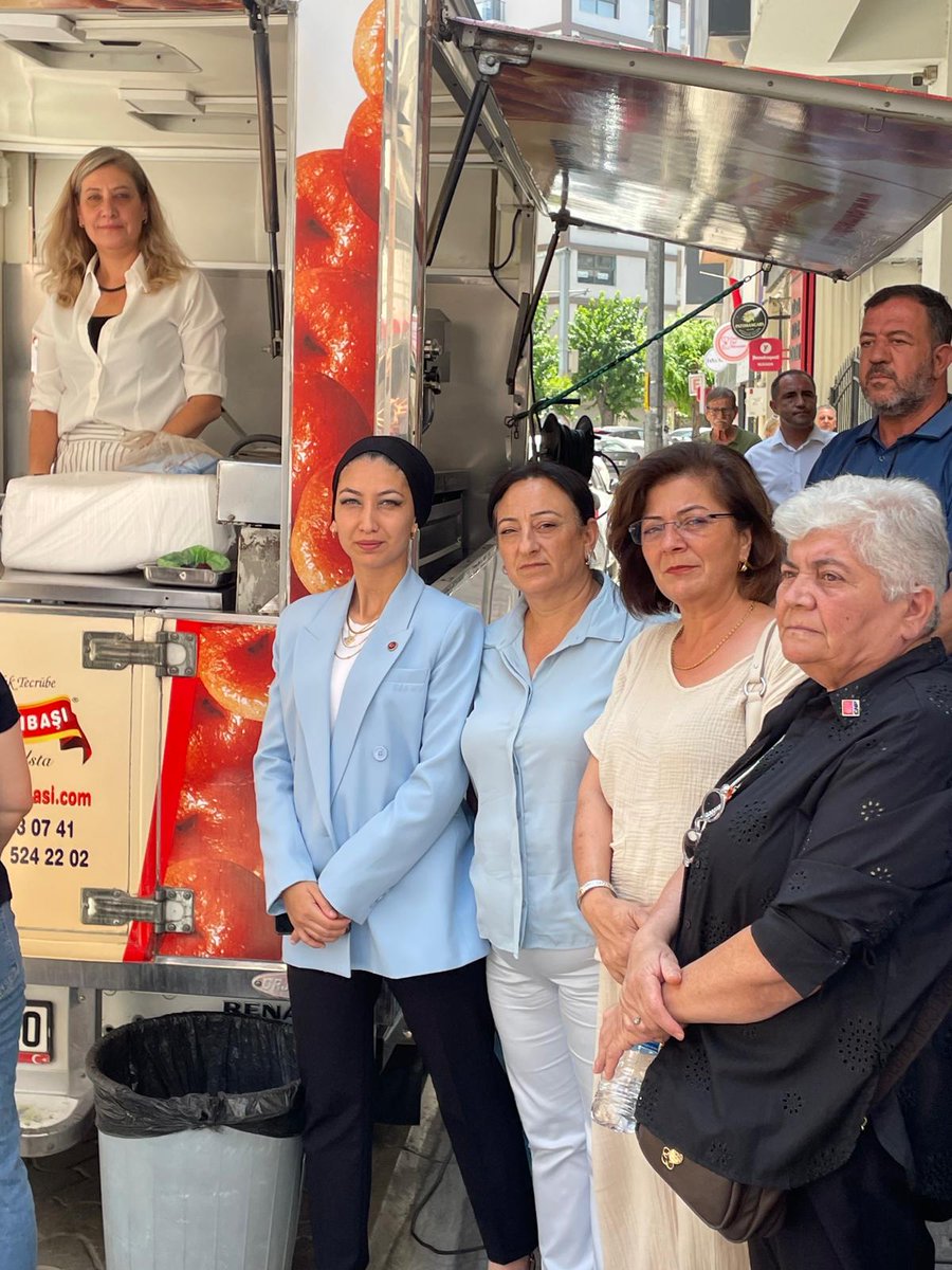 Bugün İl Başkanlığımızın önünde,  Manisa Büyükşehir Belediye Başkanı  Ferdi Zeyrek başkanımız için lokma hayrı gerçekleştirdik.  mekânı cennet olsun.