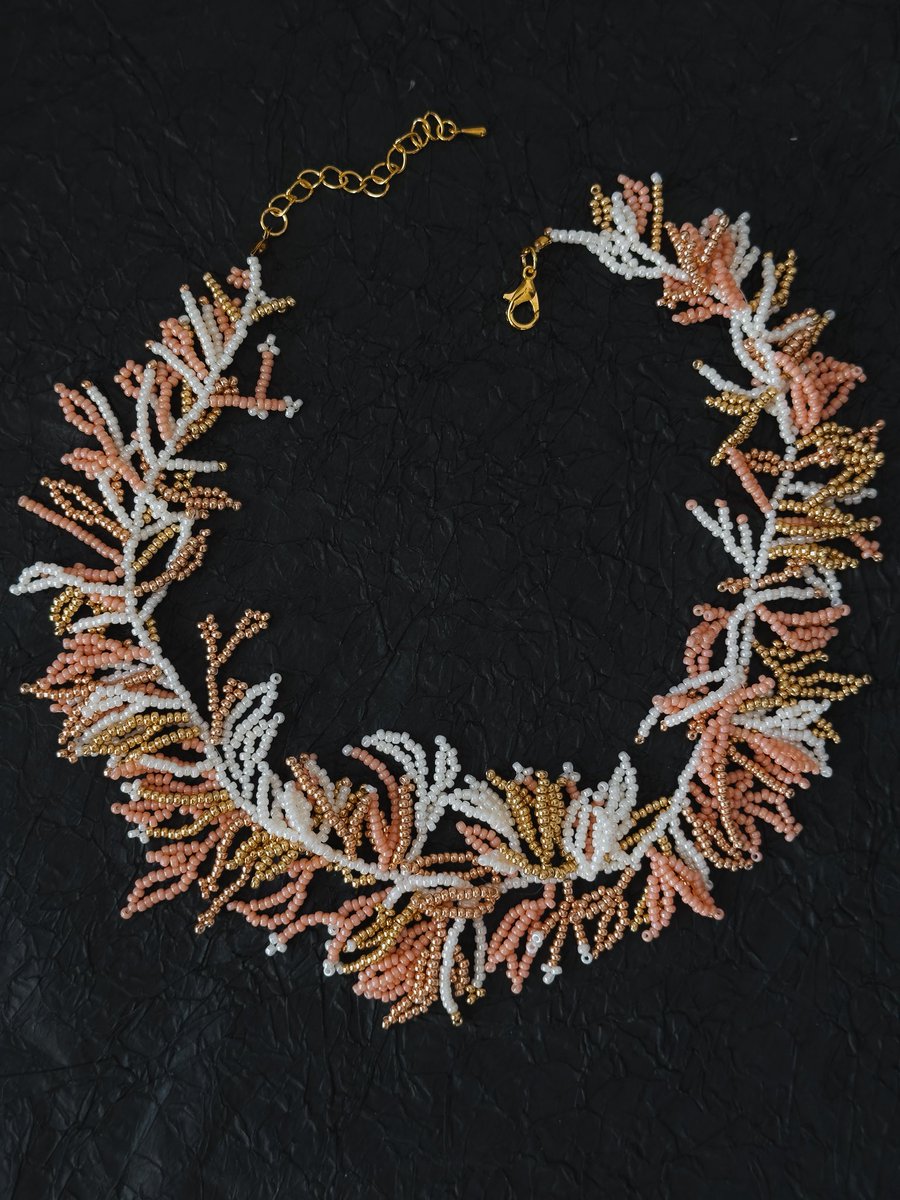 Сделала вот такую штуковину на заказ. Вообще не мой формат и стиль, но прислали референс, и мне как-то стало интересно
30 грамм бисера и овердофига часов работы 🥲 Повторять не буду, но понравился чуть более творческий подход, чем обычно