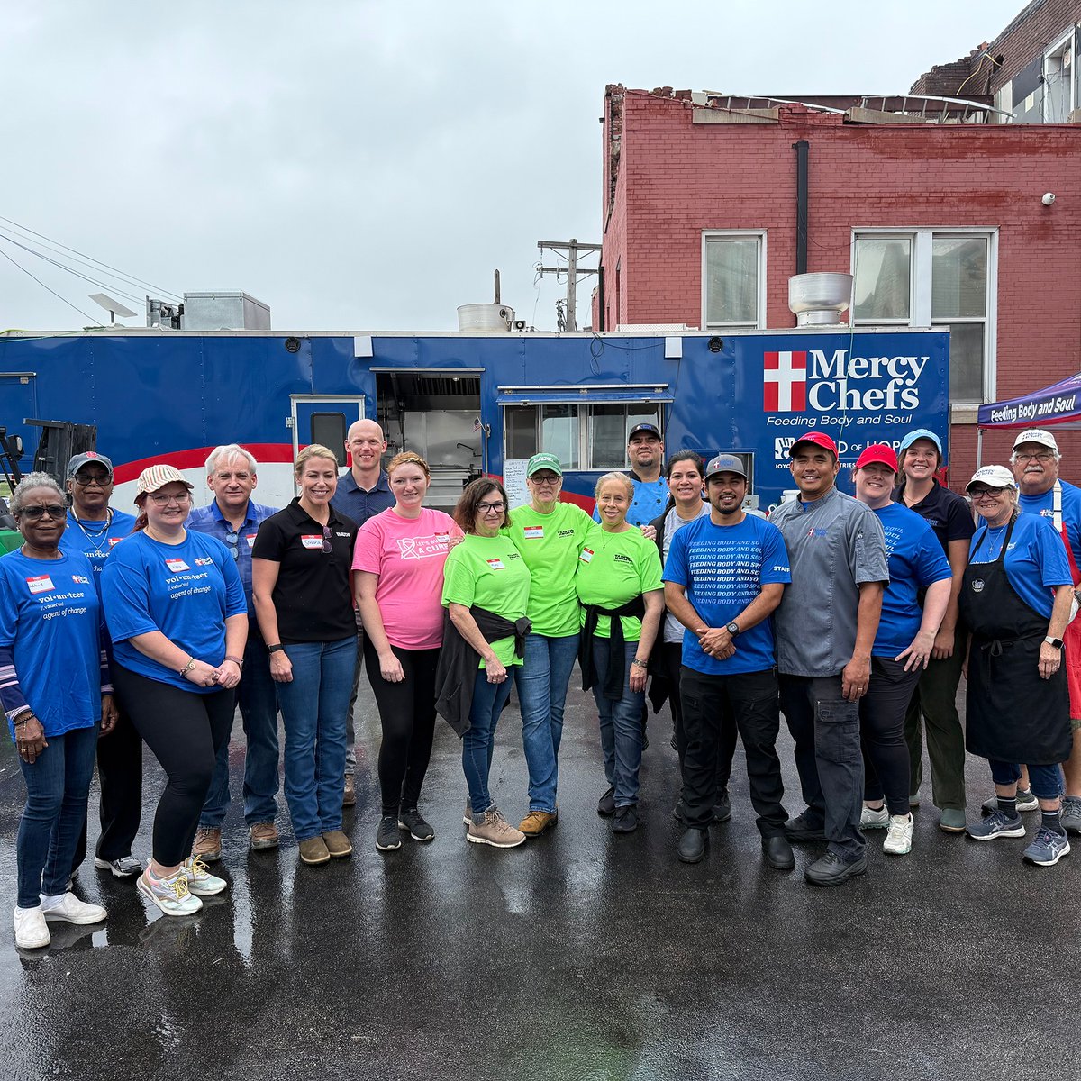 KAIenterprises's tweet image. On a rainy Friday, KAI’s Jim Starr & Marisol Ramos joined Alberici to serve lunch to volunteers helping clean up after May’s historic STL tornado. Huge thanks to @MercyChefs for providing hot meals to those in need.
#TransformingCommunities #STLTornadoRelief #STL #GiveBack