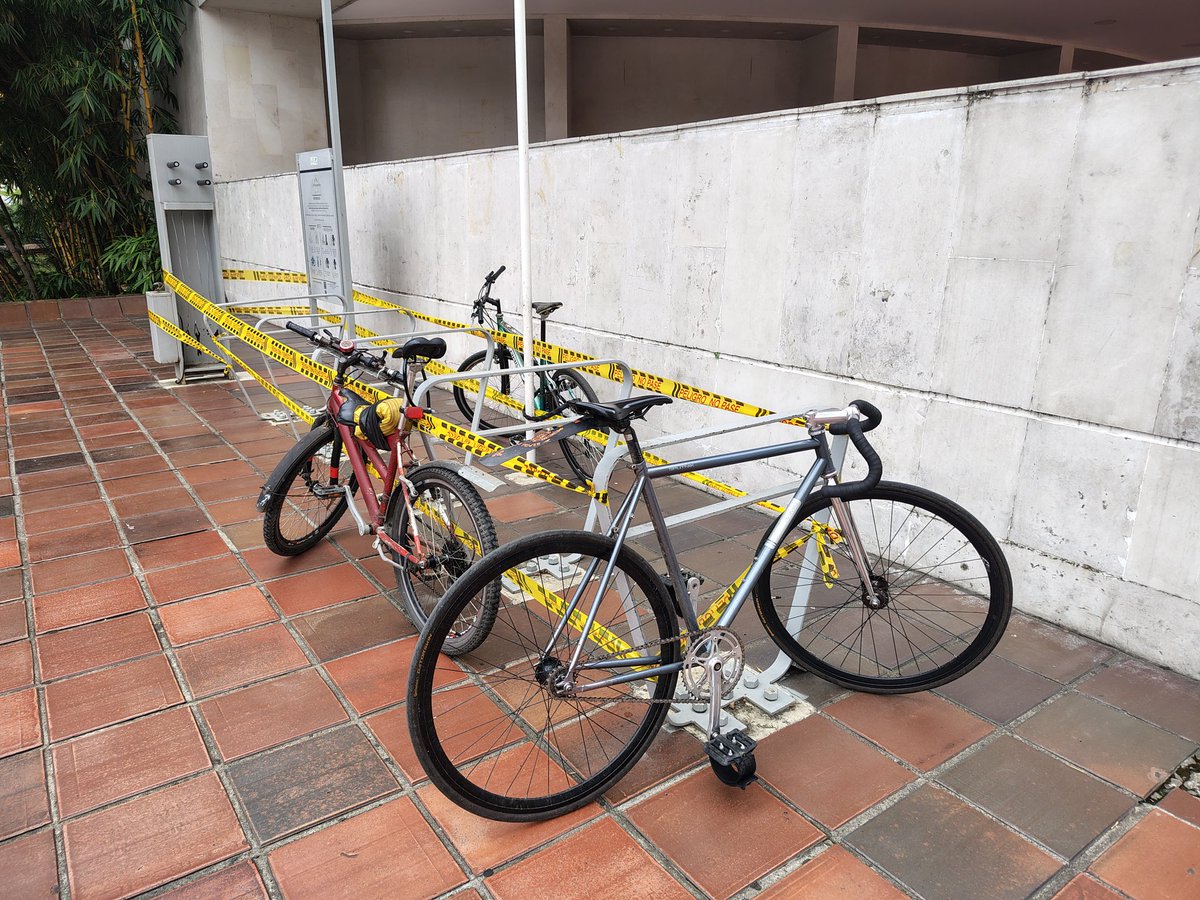 Cerraron el bici parqueadero en la plazoleta del CAM, la mejor opción (la única?) para quienes vamos en bicicleta a la zona. Dice una persona que pasaba que es
"por seguridad" y que se llevan las bicicletas. Sin avisos, explicaciones o alternativas. Solo espacios cerrados.