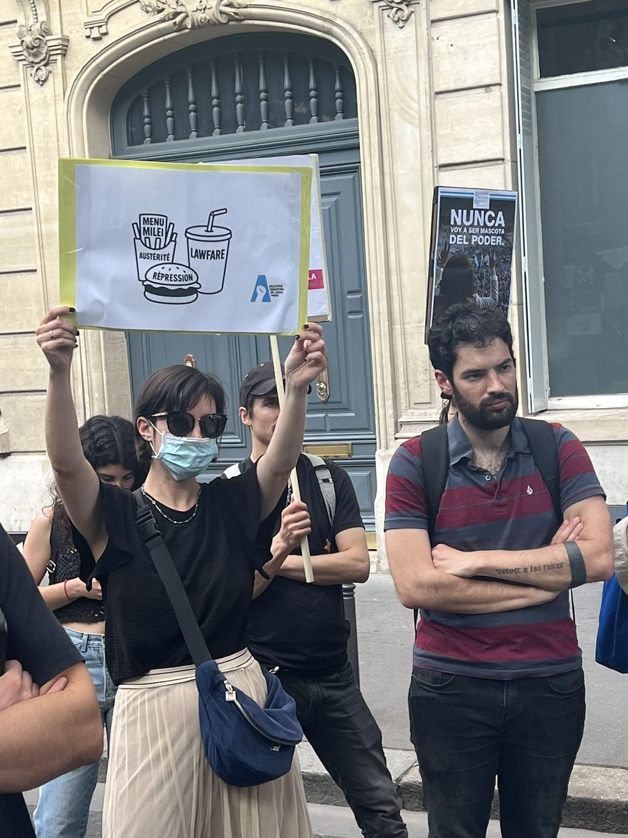 Portes_Thomas's tweet photo. 🇦🇷 Devant l’ambassade d’Argentine à l’appel de l’Assemblée des citoyens argentins de France en soutien à Christina Kirchner victime de lawfare. 

En Amérique du Sud, l’extrême-droite et le grand capital utilisent la justice pour faire taire les opposants politiques. 

Soutien à @CFKArgentina et au peuple argentin mobilisé contre ce coup d’état institutionnel. 

#CristinaLibre