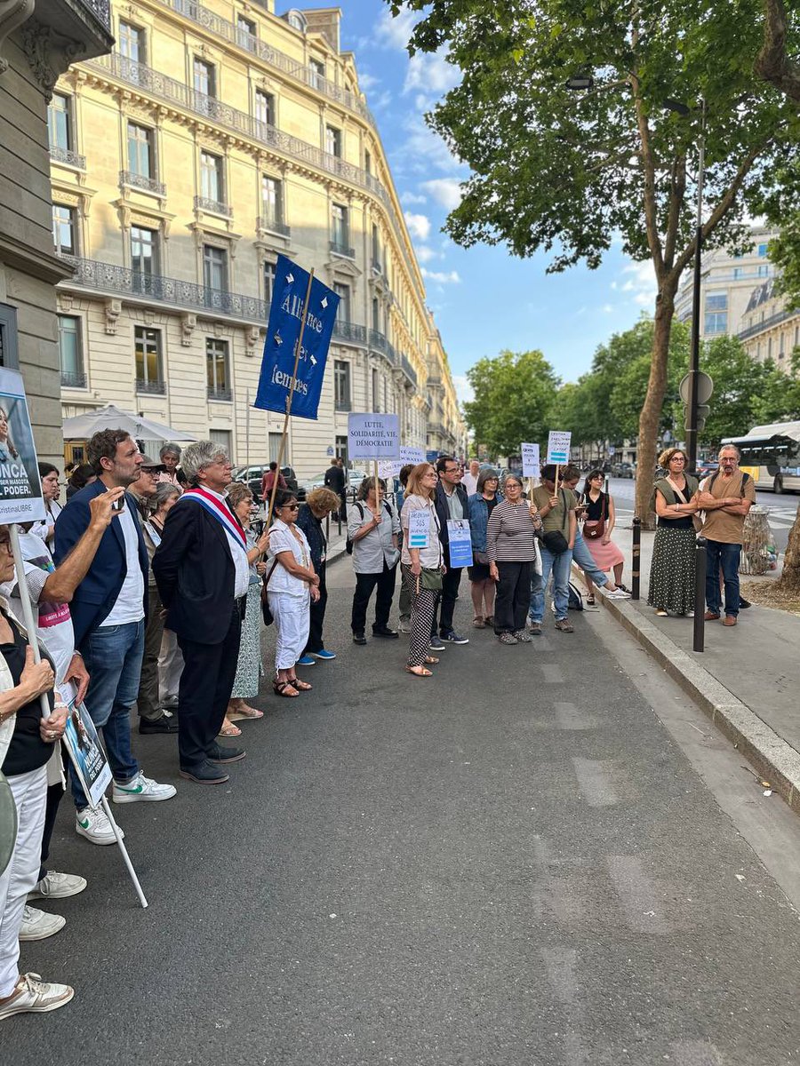 Portes_Thomas's tweet photo. 🇦🇷 Devant l’ambassade d’Argentine à l’appel de l’Assemblée des citoyens argentins de France en soutien à Christina Kirchner victime de lawfare. 

En Amérique du Sud, l’extrême-droite et le grand capital utilisent la justice pour faire taire les opposants politiques. 

Soutien à @CFKArgentina et au peuple argentin mobilisé contre ce coup d’état institutionnel. 

#CristinaLibre