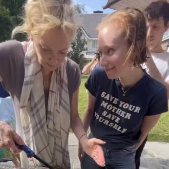 hacksmediareact's tweet image. hannah einbinder blushing, shy, looking in love, heart eyes, admirating while jean smart is trying to light her birthday cake /2022