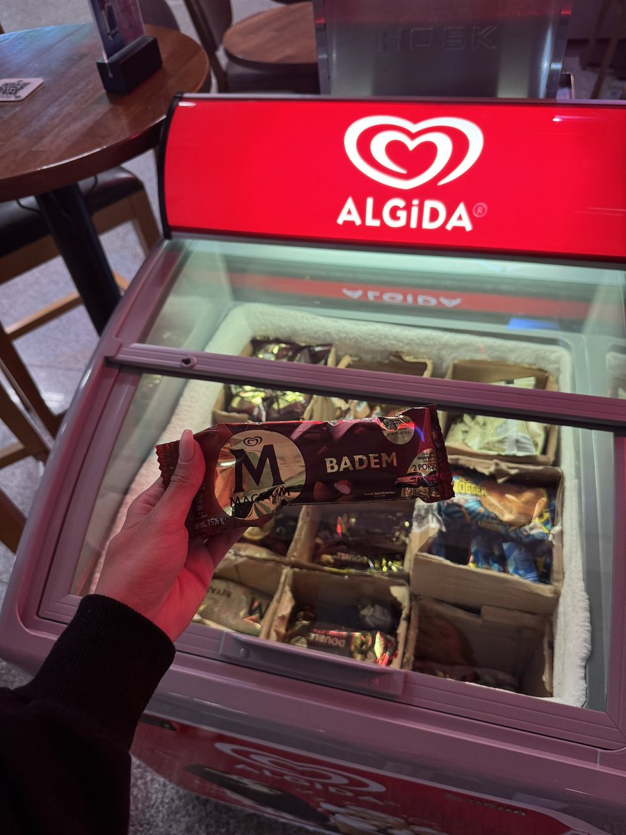 240 lira arkadaşlar havaalanında 240 lira