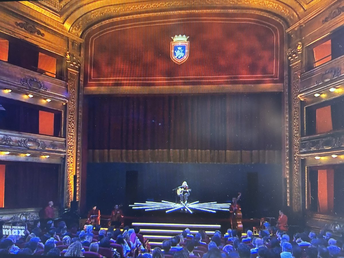 Rosa Badia (@rosabadiarb) on Twitter photo Empiezan los <a href="/PremiosMax/">Premios Max</a> desde el <a href="/TeatroGayarre/">Teatro Gayarre</a> de Pamplona. Ha sido un honor y una gran responsabilidad poder formar parte del jurado de los #PremiosMax2025
Felicidades a todos los finalistas. Y ahora a disfrutar de la gala
#TiemposVivos Empiezan los <a href="/PremiosMax/">Premios Max</a> desde el <a href="/TeatroGayarre/">Teatro Gayarre</a> de Pamplona. Ha sido un honor y una gran responsabilidad poder formar parte del jurado de los #PremiosMax2025
Felicidades a todos los finalistas. Y ahora a disfrutar de la gala
#TiemposVivos