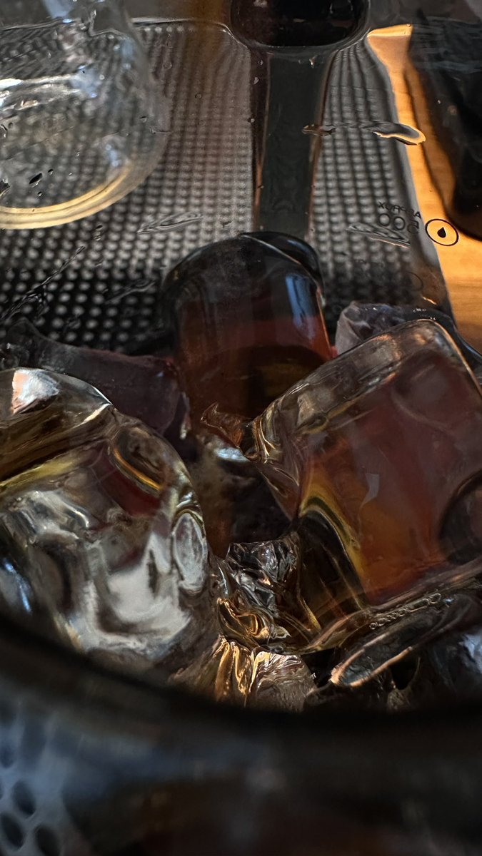 - بعد كأس قهوة ؛ 
« أشوف الجبل مركاي ، والأرض زوليّه »