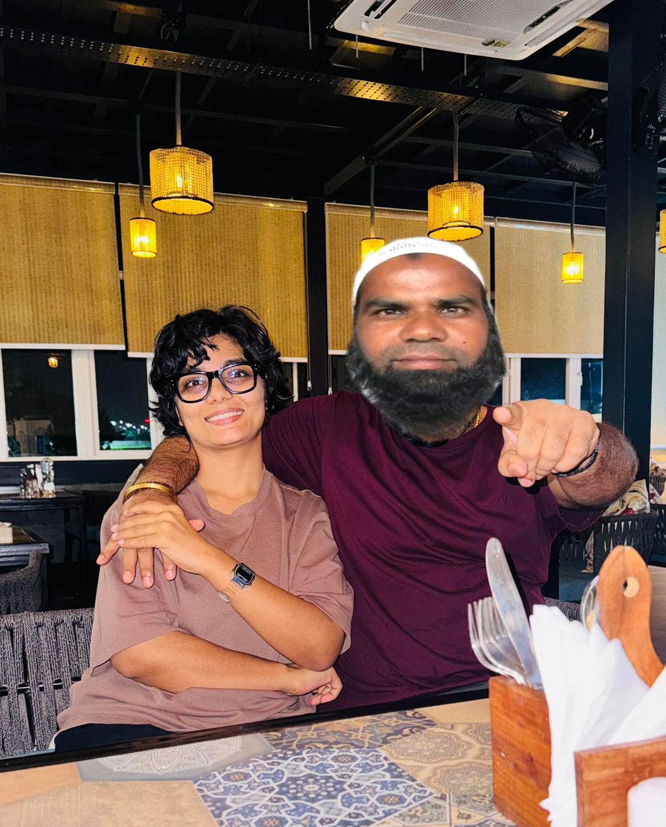 नादिम शेख़ के नाम से खुद को X Muslim, X waqt board officer बता रहा है!! 

और अपनी फ़ोटो किसी भी लड़की के साथ  एडिट करके उसको अपनी बीवी, तो कभी गर्लफ्रेंड बताता है!! 

ग़लत और भद्दे कमेंट करता है, ग़लत पोस्ट करता है, किसी को भी गाली-गलौज करने से बिल्कुल भी नहीं डरता है!! 

ऐसे