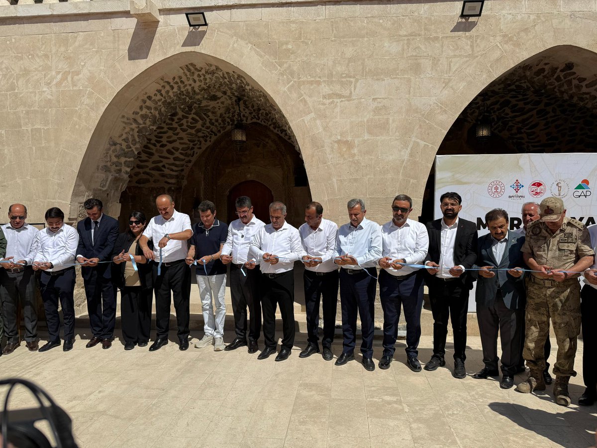 Bugün Mor Kuryakos Manastırı’nın açılışına katıldık.
Bu topraklar yüzyıllardır farklı dinlerin, dillerin, kültürlerin bir arada yaşadığı bir medeniyetler beşiğidir. Bizim kim olduğumuzu en iyi anlatan şey; başkasına verdiğimiz değerdir.

Farklı inançlara saygı duymak.