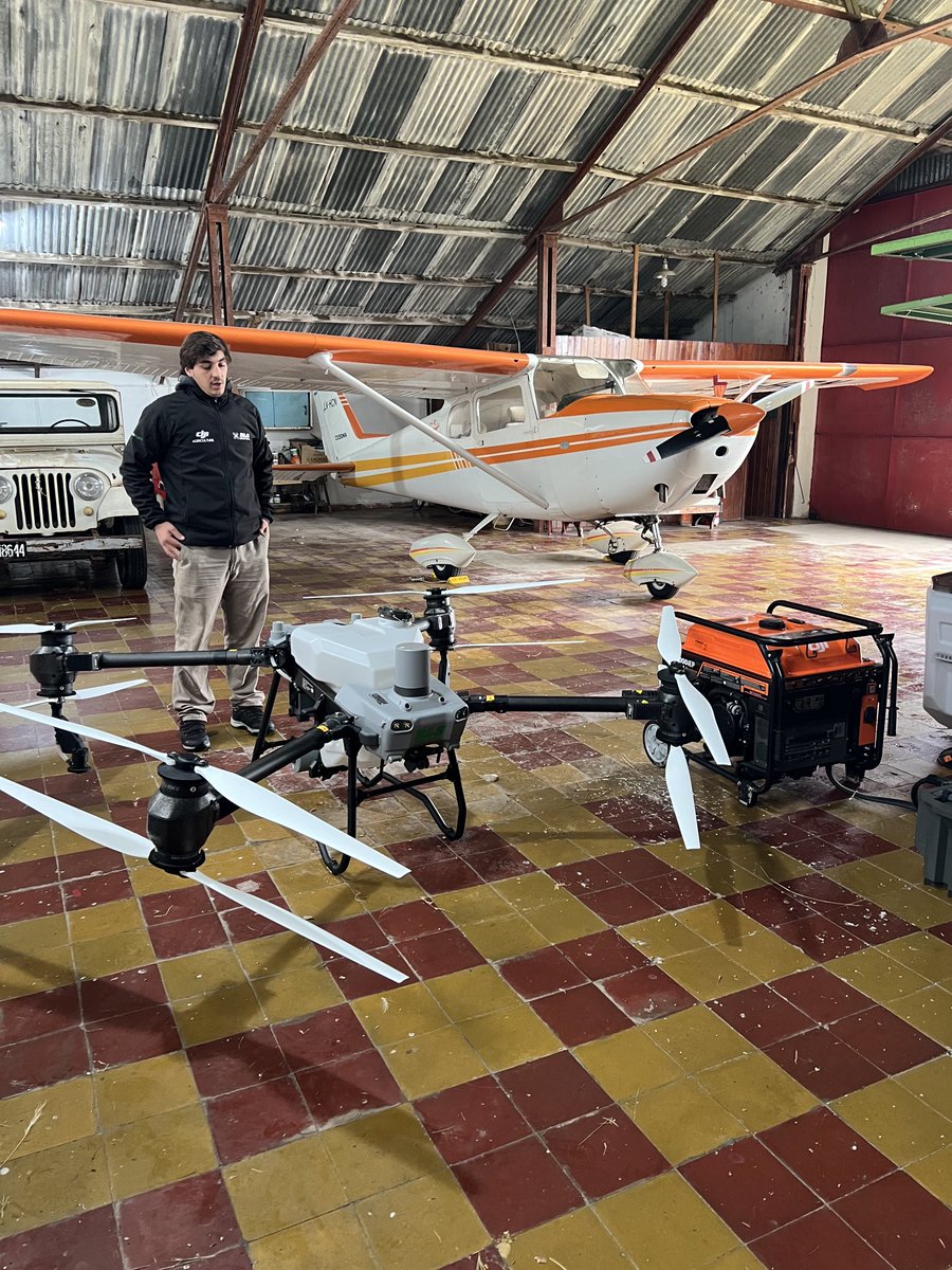 javieretcheverr's tweet photo. Drones en el agro, tecnología que llegó , hoy en Laprida a pesar de lo inestable del clima!! Aplicaciones y siembras⁦@hhdospierre⁩ ⁦@esmangrullo⁩ ⁦@Mretche⁩ ⁦@DJIAgriculture⁩ ⁦@PecoAz⁩ ⁦@MCorina1985⁩ ⁦@paulina_lescano⁩ ⁦@ayelenet⁩ https://t.co/y84tHfTeP7