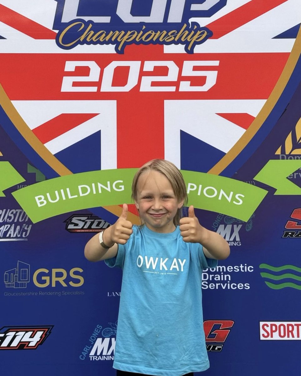 👍🏻👍🏻 Cooper Swan is all thumbs up to be racing 👍🏻👍🏻

Rocking our latest aqua blue kids tee 🔷 

Available for little shredders aged 3 upwards 📈

👉🏻 owkayclothing.com/collections/ki…
