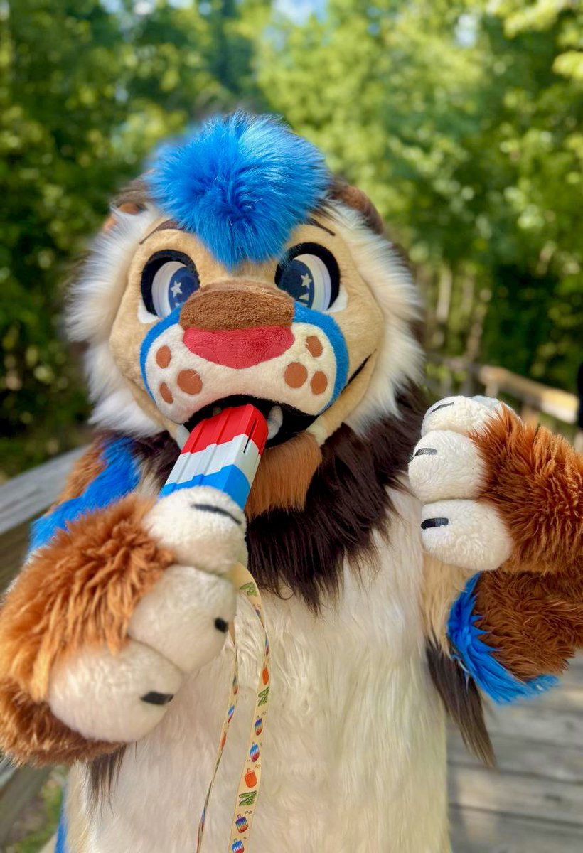 WHEW it sure is hot out there! This lion needs some sweet, cold treats to cool down in this summer heat! 🦁🍦

———
🪡: <a href="/BlackCheetah905/">BlackCheetah Studios</a> 
📸: <a href="/WildKore_/">✨Kora 🔜 AC, MPLX</a>