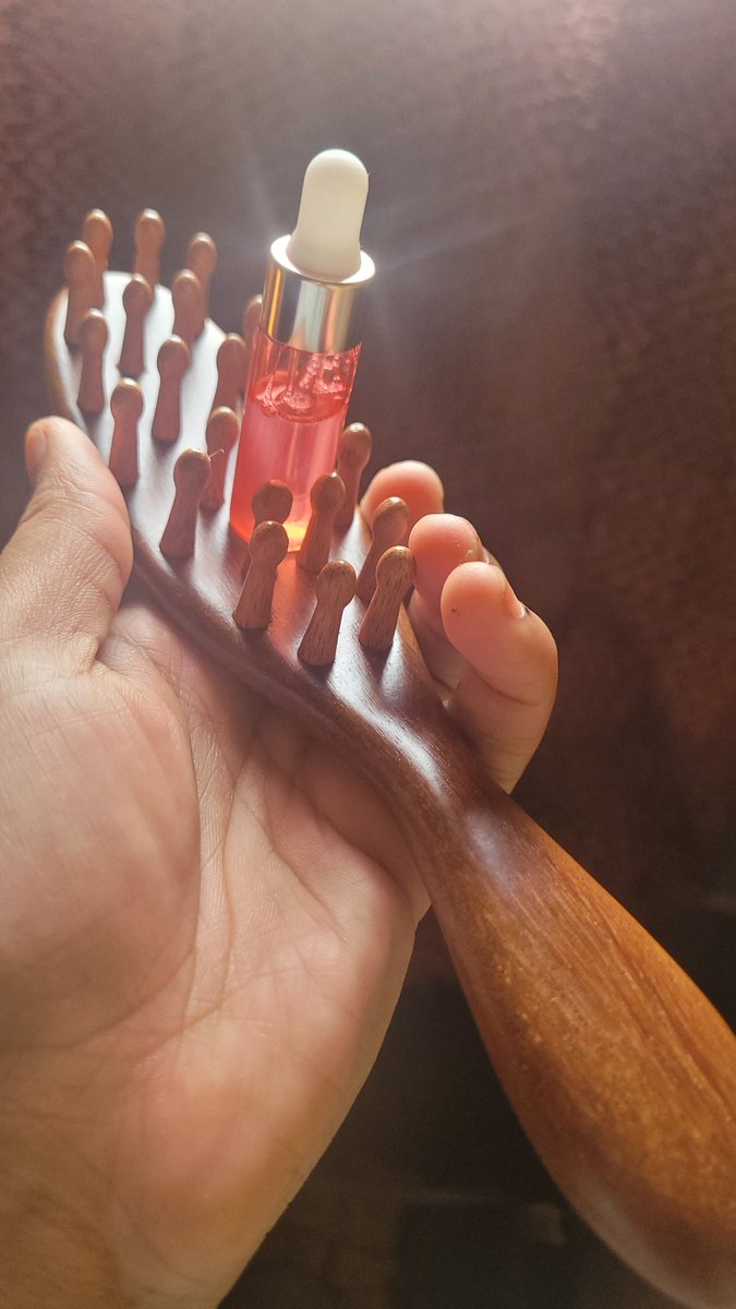Catalin60041066's tweet image. Yall I got this loc brush and I love it the hair oil is rose water and aloe😭🥰 #locbrush #loccare #Blackwomenwithlocs