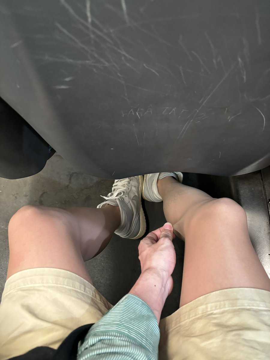 腿上的丝袜是夕阳的画布
