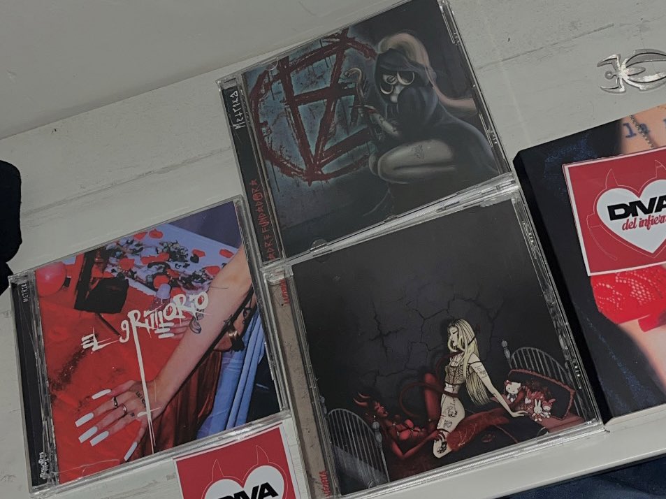 holakitty___'s tweet photo. minovio m acaba de regalar los 3 discos de la metrika😭💋 https://t.co/sPjh9BBxkK