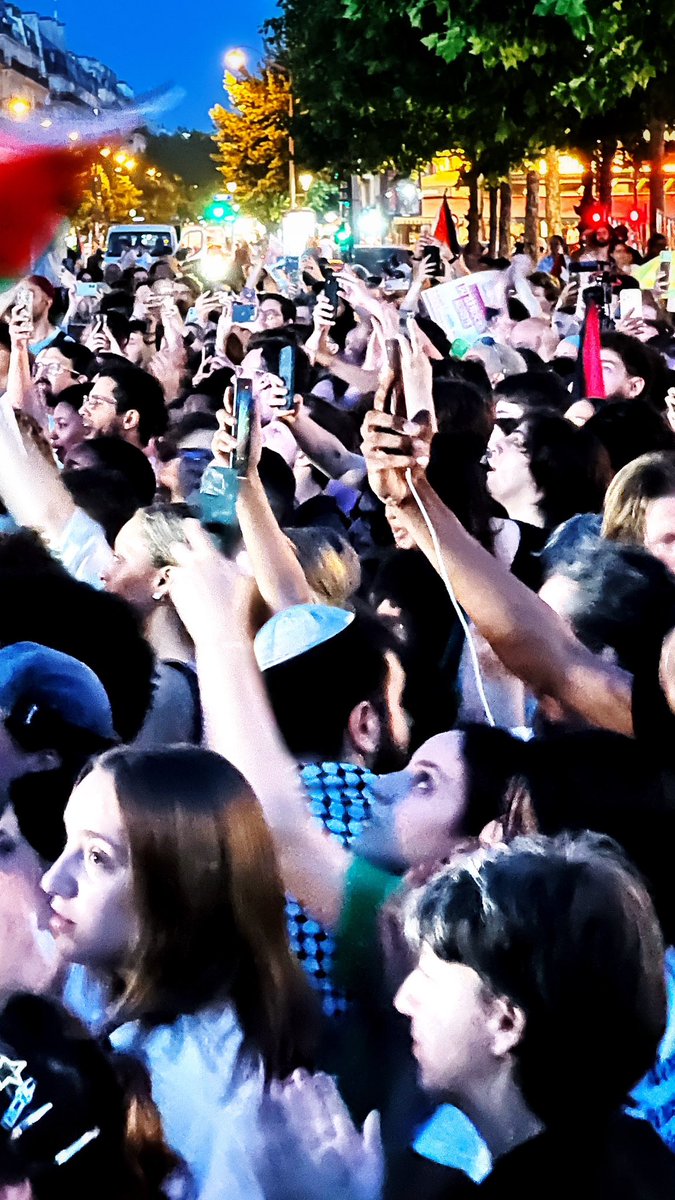 Un soir à République… 
instagram.com/cyberpetrus 
#Republique #FreeGaza #Manifestation #PhotoDeRue #StreetPhotography #StreetPhoto