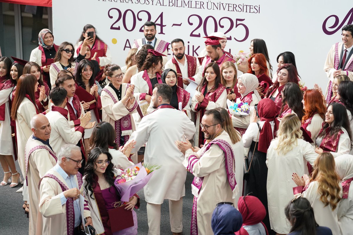 👩‍🎓👨‍🎓 Gözlerdeki ışıltı, gönüllerdeki sevinç…
Bir mezuniyet töreni değil, bir veda şöleni yaşandı!💐 

#MezuniyetCoşkusu #ASBÜAnıları #GelecekBizim