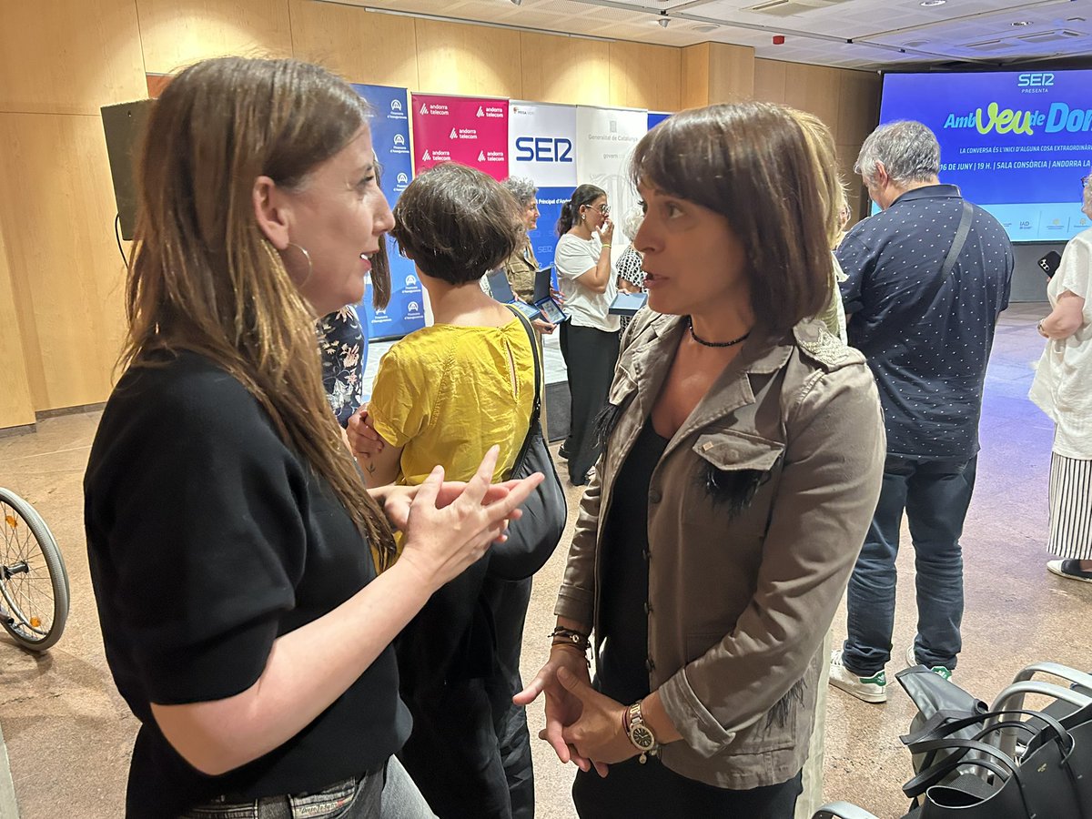 🟣 La clausura de l’Amb Veu de Dona, de <a href="/SER_Andorra/">Radio SER Andorra</a>, ha estat una gran ocasió per escoltar el testimoni de <a href="/txellfeixas/">txell feixas torras</a>. Des de la Delegació hem sumat el nostre suport a l’esdeveniment per difondre la tasca d’una catalana referent en el periodisme i la visibilització de la dona