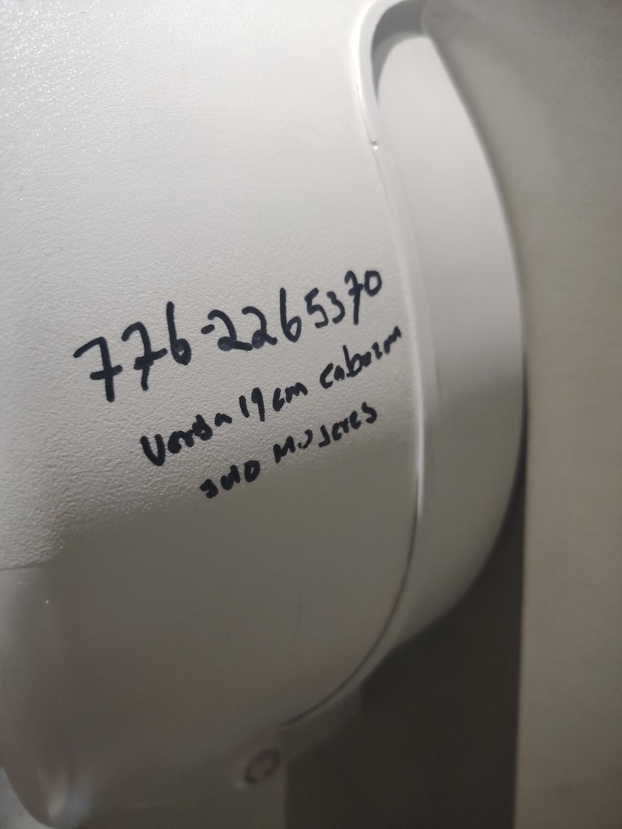 Joven vergon en plaza antea solo. Mujeres de verdad