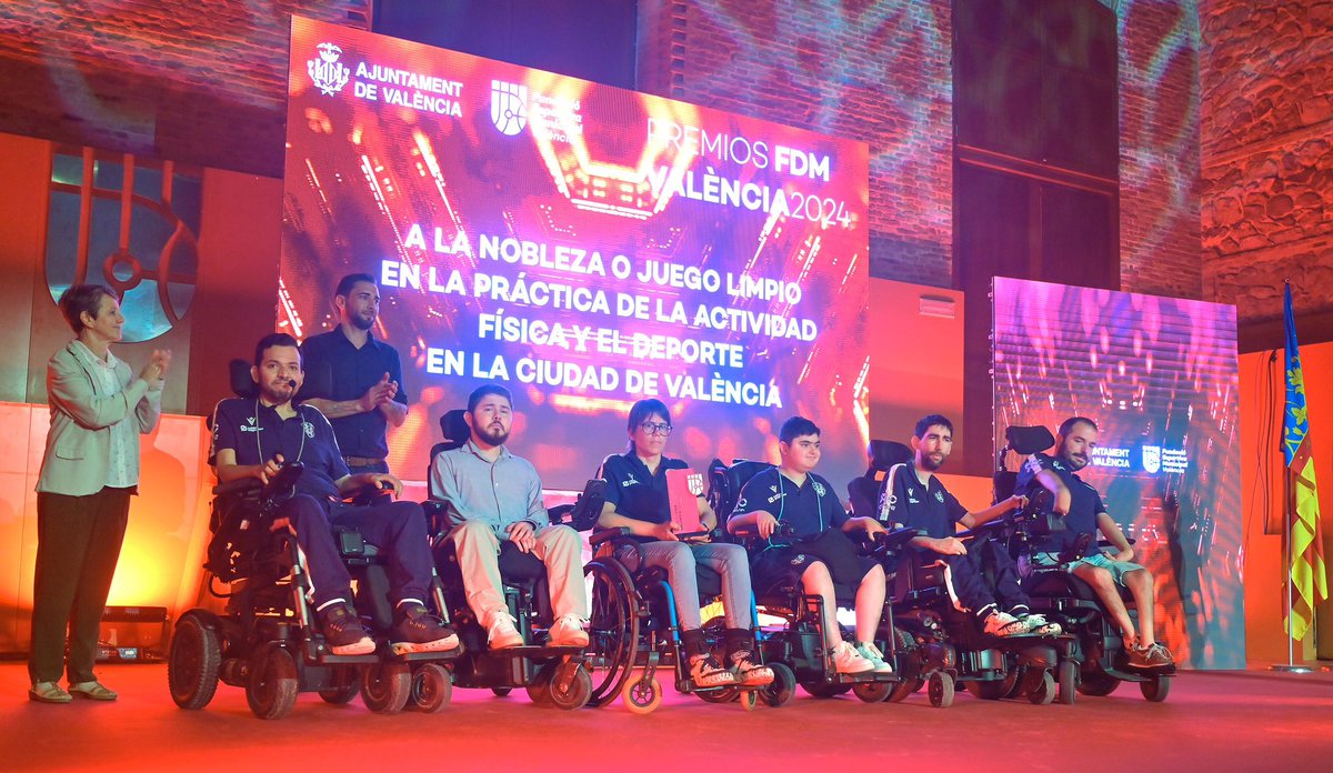 mjosecatala's tweet photo. Enhorabuena a los galardonados en los #PremiosFDM, que llevan 25 años reconociendo el compromiso de los deportistas, clubes y entidades con la práctica deportiva en la ciudad.
Seguimos apostando por mejorar el deporte base, invirtiendo 35,6M€ en 80 actuaciones para ampliar, reformar y rehabilitar las instalaciones deportivas de nuestros barrios.