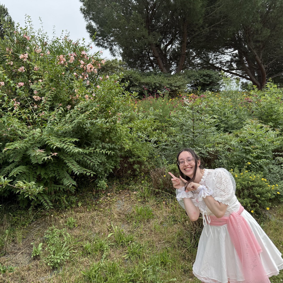 Les filles ont trouvé des fleurs à leurs couleurs, c’était donc une belle occasion pour des petites photos improvisées 👀🌺🌸🌷

#pinkyun #idol #海外アイドル