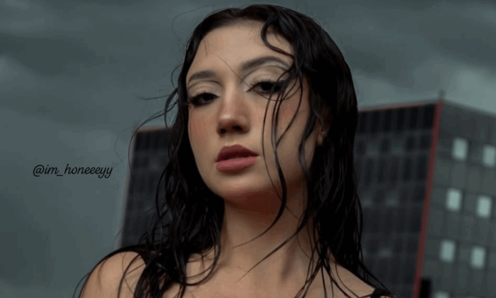 Siren Eye Makeup That Screams Femme Fatale in the Best Way vivaglammagazine.com/siren-eye-make…